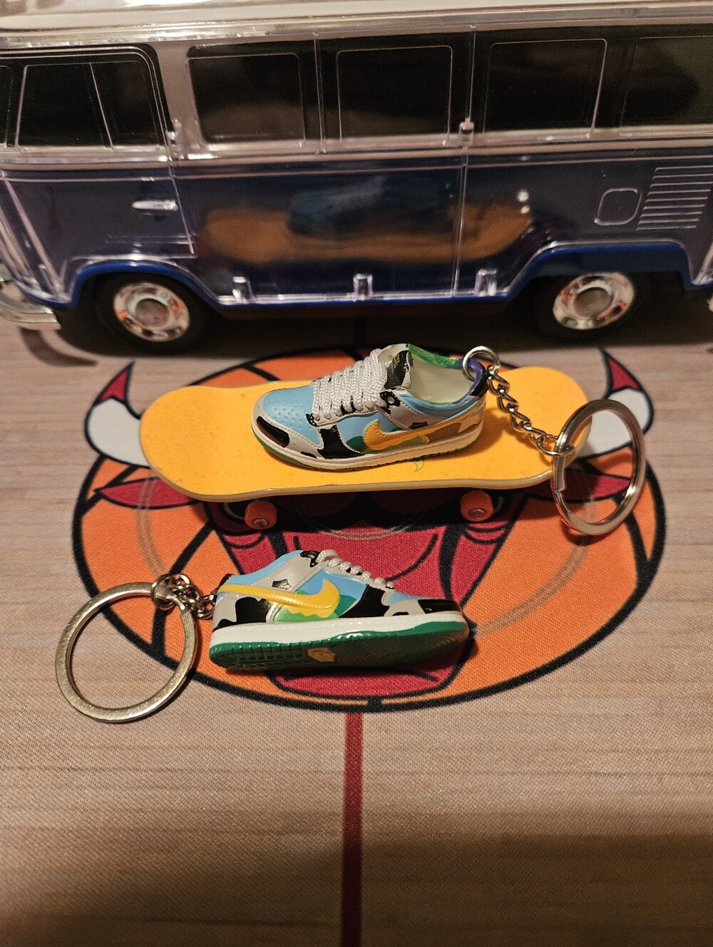 Pair of Mini sneaker keychain. - Picture 5 of 9